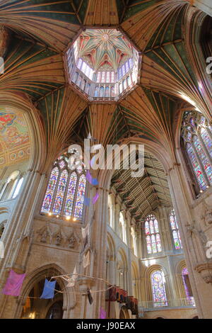 ELY, Großbritannien - 26. Mai 2017: Das Innere der Kathedrale - betrachtet das Oktogon vom Kirchenschiff Stockfoto