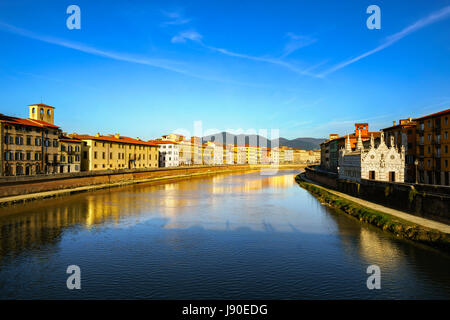 Pisa, Arno Fluss Sonnenuntergang von Solferino Brücke. Lungarno Ansicht und kleine gotische Kirche Santa Maria della Spina. Toskana, Italien, Europa Stockfoto