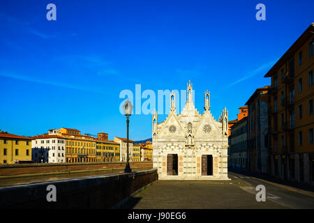 Pisa, kleine gotische Kirche Santa Maria della Spina, Blick auf den Arno Fluss Lungarno. Toskana, Italien, Europa. Stockfoto