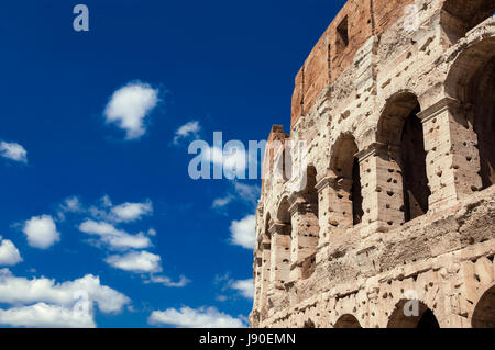 Kolosseum monumentalen Arkaden mit blauem Himmel in Rom Stockfoto