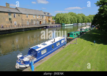 ELY, Großbritannien - 26. Mai 2017: Am Flussufer im Frühjahr mit festgemachten Schiffe auf den Great Ouse River und traditionelle Häuser Stockfoto