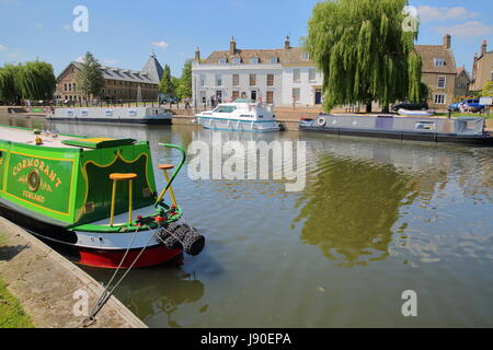 ELY, Großbritannien - 26. Mai 2017: Am Flussufer im Frühjahr mit festgemachten Schiffe auf den Great Ouse River und traditionelle Häuser Stockfoto