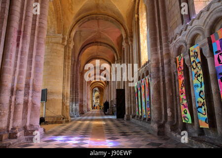 ELY, Großbritannien - 26. Mai 2017: Das Innere der Kathedrale mit den südlichen Teil des Kirchenschiffs Stockfoto