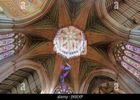 ELY, Großbritannien - 26. Mai 2017: Das Innere der Kathedrale - das Achteck Decke (Laterne) Stockfoto