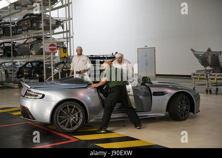 Gaydon, UK - 10.08.2016. Einer neu zusammengestellten Vantage ist vom Band rollte, bevor es Endkontrolle unterzogen werden Stockfoto