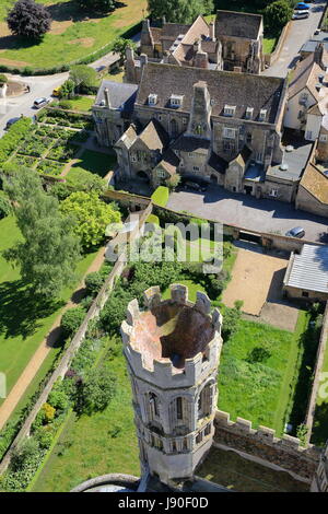 ELY, Großbritannien - 26. Mai 2017: Luftaufnahme des Bischof von Ely mit einem Turm im Vordergrund Stockfoto