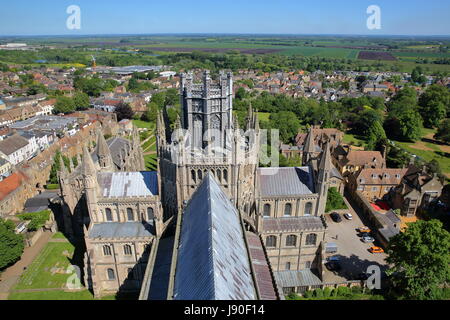 ELY, Großbritannien - 26. Mai 2017: Luftaufnahme des östlichen Teil der Kathedrale mit dem Achteck in der Mitte und die Landschaft im Hintergrund Stockfoto