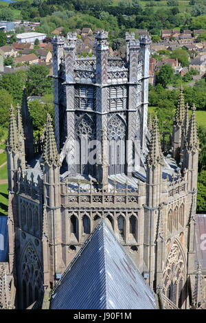 ELY, Großbritannien - 26. Mai 2017: The Cathedral - Nahaufnahme auf die Octagon und Laterne Türme - Bild von oben auf den West-Turm der Kathedrale Stockfoto