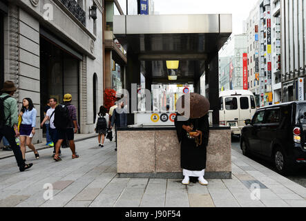 Ein japanischer Zen-Mönch sammelt Almosen vor der U-Bahn-Station Ginza in Tokio, Japan. Stockfoto