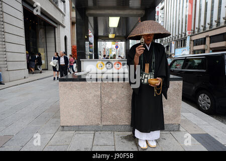 Ein japanischer Zen-Mönch sammelt Almosen vor der U-Bahn-Station Ginza in Tokio, Japan. Stockfoto