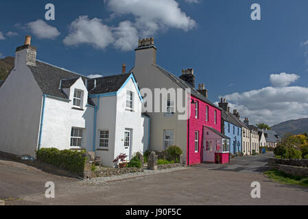 Die bunten und historischen Ort von Dornie Dorf am Ufer des Loch Duich in West Rosshire in den schottischen Highlands. Stockfoto