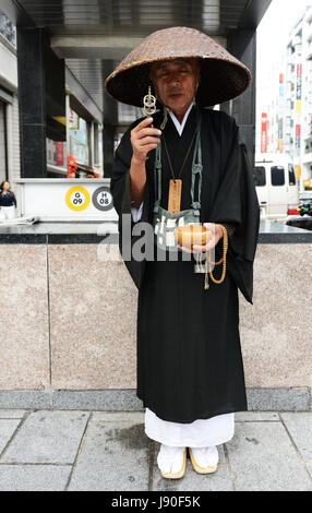 Ein japanischer Zen-Mönch sammelt Almosen vor der U-Bahn-Station Ginza in Tokio, Japan. Stockfoto