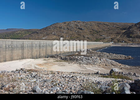 Der Mann machte das erstellte Loch Cluanie zwischen Glen Morriston und Glen Shiel in Nord-West-Schottland dam. Stockfoto