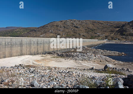 Der Mann machte das erstellte Loch Cluanie zwischen Glen Morriston und Glen Shiel in Nord-West-Schottland dam. Stockfoto