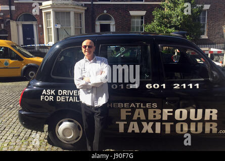 Jay Riley, Fahrer auf The Beatles Fab Four Taxi Tour, außerhalb der ehemaligen Haus von John Lennon ulica Falkner in Toxteth, wo der Körper einer Frau und zwei Kindern entdeckt wurden. Stockfoto