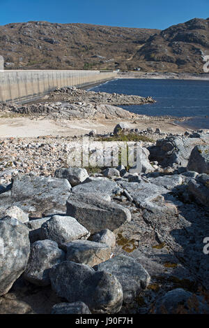 Der Mann machte das erstellte Loch Cluanie zwischen Glen Morriston und Glen Shiel in Nord-West-Schottland dam. Stockfoto