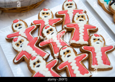 Lebkuchen und Plätzchen in Form von Weihnachtsmann Stockfoto