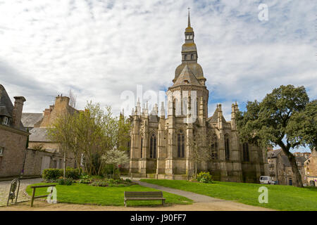 St-Sauveur Basilica in Dinan ist eine gelungene Mischung aus architektonischen Stilen. Frankreich Stockfoto