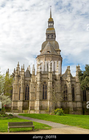 St-Sauveur Basilica in Dinan ist eine gelungene Mischung aus architektonischen Stilen. Frankreich Stockfoto