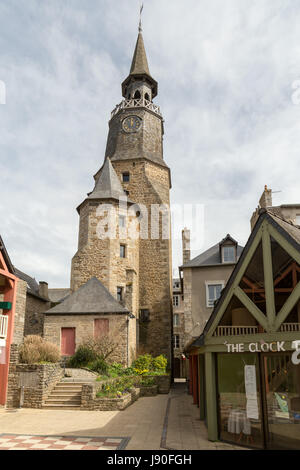 Uhrturm in der mittelalterlichen Stadt von Dinan, Frankreich. Stockfoto