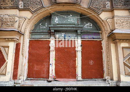 Die Fassade der alten administrativen Gebäude sind mit Brettern vernagelt, schloss das Fenster in der Wand Stockfoto
