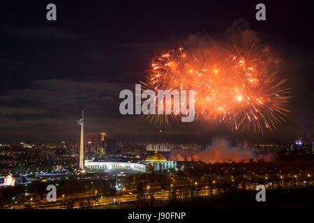 Hellen Feuerwerk Explosionen im Nachthimmel in Moskau, Russland Stockfoto