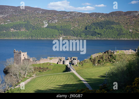 Urquhart Castle am Ufer des Loch Ness von der A82-Straße in der Nähe von Drumnadrochit, Invernesshire. Highland Region. Schottland. VEREINIGTES KÖNIGREICH. Stockfoto