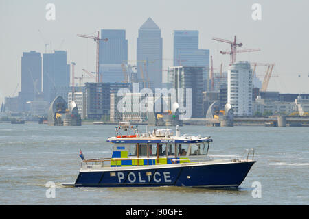 Metropolitan Police Boot patrouillieren auf der Themse in London Stockfoto