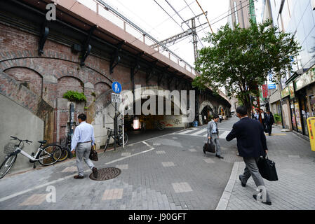 Izakayas und Bars befinden sich unter der JR-Strecke zwischen der Yuracucho Street. Und Shimbashi St. In Tokio, Japan. Stockfoto