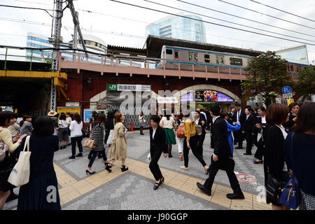 Einem langen Abend durch die yurakucho Bahnhof in Tokio. Stockfoto