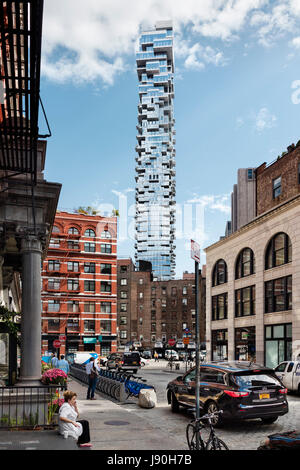 Eine luxuriöse Hochhäuser Turm vor dem Hintergrund der Gebäude auf Harrison Street gesehen. 56 Leonard Street, New York, Vereinigte Staaten. Architekt: Herzog + de Meuro Stockfoto