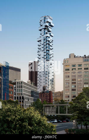 Kontextbezogene Außenansicht aus dem Norden in der Abenddämmerung. 56 Leonard Street, New York, Vereinigte Staaten. Architekt: Herzog + de Meuron, 2017. Stockfoto