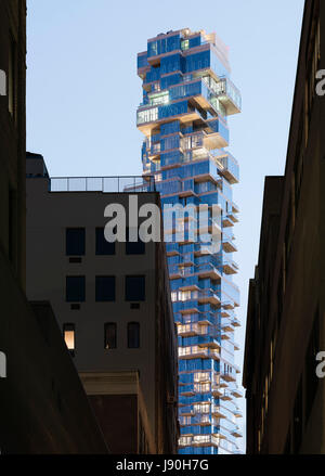 Eine luxuriöse Hochhäuser Turm gesehen aus einer engen Gasse in Tribeca in der Abenddämmerung. 56 Leonard Street, New York, Vereinigte Staaten. Architekt: Herzog + de Meuron, 2017. Stockfoto