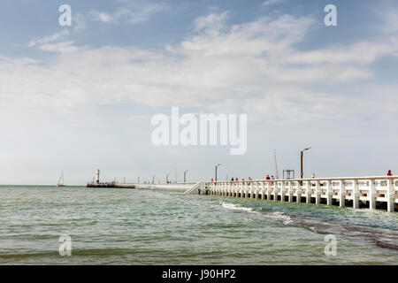 Nieuwpoort, belgische Westküste - Blick vom Strand an der Promenade "Westerstaketsel" und sein Leuchtturm Stockfoto