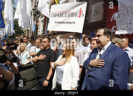 Kiew, Ukraine. 30. Mai 2017. Ehemaliger Gouverneur des ukrainischen Odessa Region und ehemaligen georgischen Präsidenten MIKHEIL SAAKASHVILI (R) singt die ukrainische Hymne, während einer Sitzung seiner Partei die '' der Bewegung der neuen stärken '' vor dem Justizministerium in Kiew, Ukraine, am 30. Mai 2017. Bildnachweis: ZUMA Press, Inc./Alamy Live-Nachrichten Stockfoto