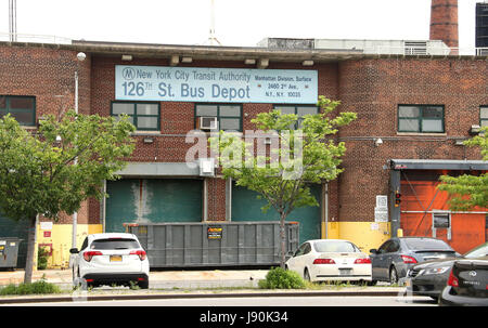 New York, New York, USA. 30. Mai 2017. Eine Ansicht der ehemaligen 126. Straße Busdepot in Upper Manhattan. Pläne wurden vor kurzem Pläne, ein ehemaliger MTA Busdepot auf East 126th Street und First Avenue in East Harlem in erschwinglichem Wohnraum einschließlich 730 Wohnungen und ein Denkmal für die African Burial Ground umwandeln bekannt gegeben. Bauarbeiter entdeckt ein 17. Jahrhundert Slave Gräberfeld auf dem Standort. Die Bus-Depot jetzt geschlossen, begann als Friedhof, nachdem Peter Stuyvesant befahl afrikanische Sklaven zum Bau einer Straße 9-Meile von lower Manhattan, was eine nicht rechtsfähige Teil des Cit damals Stockfoto