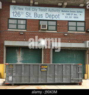 New York, New York, USA. 30. Mai 2017. Eine Ansicht der ehemaligen 126. Straße Busdepot in Upper Manhattan. Pläne wurden vor kurzem Pläne, ein ehemaliger MTA Busdepot auf East 126th Street und First Avenue in East Harlem in erschwinglichem Wohnraum einschließlich 730 Wohnungen und ein Denkmal für die African Burial Ground umwandeln bekannt gegeben. Bauarbeiter entdeckt ein 17. Jahrhundert Slave Gräberfeld auf dem Standort. Die Bus-Depot jetzt geschlossen, begann als Friedhof, nachdem Peter Stuyvesant befahl afrikanische Sklaven zum Bau einer Straße 9-Meile von lower Manhattan, was eine nicht rechtsfähige Teil des Cit damals Stockfoto