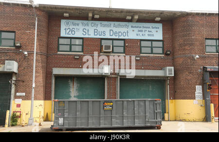 New York, New York, USA. 30. Mai 2017. Eine Ansicht der ehemaligen 126. Straße Busdepot in Upper Manhattan. Pläne wurden vor kurzem Pläne, ein ehemaliger MTA Busdepot auf East 126th Street und First Avenue in East Harlem in erschwinglichem Wohnraum einschließlich 730 Wohnungen und ein Denkmal für die African Burial Ground umwandeln bekannt gegeben. Bauarbeiter entdeckt ein 17. Jahrhundert Slave Gräberfeld auf dem Standort. Die Bus-Depot jetzt geschlossen, begann als Friedhof, nachdem Peter Stuyvesant befahl afrikanische Sklaven zum Bau einer Straße 9-Meile von lower Manhattan, was eine nicht rechtsfähige Teil des Cit damals Stockfoto