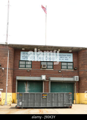 New York, New York, USA. 30. Mai 2017. Eine Ansicht der ehemaligen 126. Straße Busdepot in Upper Manhattan. Pläne wurden vor kurzem Pläne, ein ehemaliger MTA Busdepot auf East 126th Street und First Avenue in East Harlem in erschwinglichem Wohnraum einschließlich 730 Wohnungen und ein Denkmal für die African Burial Ground umwandeln bekannt gegeben. Bauarbeiter entdeckt ein 17. Jahrhundert Slave Gräberfeld auf dem Standort. Die Bus-Depot jetzt geschlossen, begann als Friedhof, nachdem Peter Stuyvesant befahl afrikanische Sklaven zum Bau einer Straße 9-Meile von lower Manhattan, was eine nicht rechtsfähige Teil des Cit damals Stockfoto