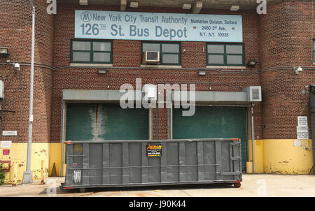 New York, New York, USA. 30. Mai 2017. Eine Ansicht der ehemaligen 126. Straße Busdepot in Upper Manhattan. Pläne wurden vor kurzem Pläne, ein ehemaliger MTA Busdepot auf East 126th Street und First Avenue in East Harlem in erschwinglichem Wohnraum einschließlich 730 Wohnungen und ein Denkmal für die African Burial Ground umwandeln bekannt gegeben. Bauarbeiter entdeckt ein 17. Jahrhundert Slave Gräberfeld auf dem Standort. Die Bus-Depot jetzt geschlossen, begann als Friedhof, nachdem Peter Stuyvesant befahl afrikanische Sklaven zum Bau einer Straße 9-Meile von lower Manhattan, was eine nicht rechtsfähige Teil des Cit damals Stockfoto