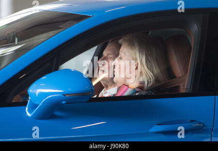 Stuttgart, Deutschland. 30. Mai 2017. Mitglied des Aufsichtsrats der Porsche SE, Ferdinand Piech und seiner Frau Ursula in einen Porsche Panamera Turbo nach der jährlichen Hauptversammlung Gesellschaft in Stuttgart, Deutschland, 30. Mai 2017. Foto: Marijan Murat/Dpa/Alamy Live News Stockfoto