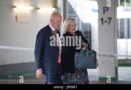 Stuttgart, Deutschland. 30. Mai 2017. Mitglied des Aufsichtsrats der Porsche SE, Ferdinand Piech und seine Frau Ursula gehen auf einen Parkplatz nach der jährlichen Hauptversammlung Gesellschaft in Stuttgart, Deutschland, 30. Mai 2017. Foto: Marijan Murat/Dpa/Alamy Live News Stockfoto