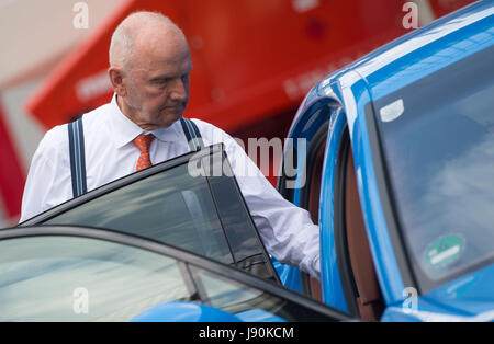 Stuttgart, Deutschland. 30. Mai 2017. Dpatop - Mitglied des Aufsichtsrats der Porsche SE, Ferdinand Piech, bekommt auf einem Porsche Panamera Turbo nach der jährlichen Hauptversammlung des Unternehmens in Stuttgart, Deutschland, 30. Mai 2017. Foto: Marijan Murat/Dpa/Alamy Live News Stockfoto