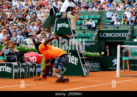 Paris, Frankreich. 30. Mai 2017. Französische Spieler Gael Monfils in seinem ersten Vorrundenspiel bei den 2017 Tennis French Open in Roland Garros Paris. Bildnachweis: Frank Molter/Alamy Live-Nachrichten Stockfoto