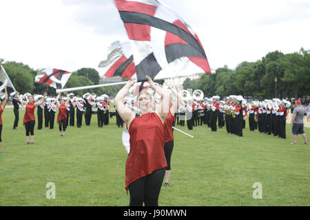 Washington, DC, USA. 29. Mai 2017. National Memorial Day Parade findet heute in Washington, DC Amerika diejenigen gefeiert, die für ihr Land an die nationalen Gedenktag Parade.The Parade durch die American Veterans Center und des zweiten Weltkriegs-Veteranen-Ausschuss organisiert ist geopfert haben. Das diesjährige Thema ist "unser Militär und gefallenen Helden aus der amerikanischen Revolution durch Irak und in Afghanistan salutieren.''. Diesjährigen Parade Funktion wird auch eine besondere Anerkennung der Weltkrieg-Generation, anlässlich des 75. Jahrestages des zweiten Weltkriegs. (Kredit-Bild: © Ardavan Roozbeh über ZUMA Wir Stockfoto