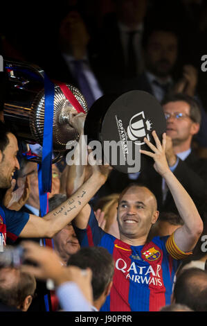 Madrid, Spanien. 27. Mai 2017. Andres Iniesta (Barcelona) Fußball: Andres Iniesta von Barcelona feiert mit der Trophäe nach dem Gewinn der Copa del Rey Finale zwischen FC Barcelona 3-1 Deportivo Alaves im Estadio Vicente Calderón in Madrid, Spanien. Bildnachweis: Maurizio Borsari/AFLO/Alamy Live-Nachrichten Stockfoto