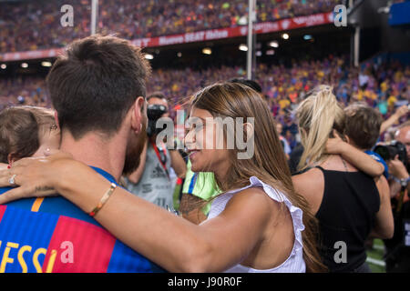 Madrid, Spanien. 27. Mai 2017. Lionel Messi (Barcelona) Fußball: Lionel Messi von Barcelona feiert mit seiner Frau Antonella Roccuzzo nach dem Gewinn der Copa del Rey Finale zwischen FC Barcelona 3-1 Deportivo Alaves im Estadio Vicente Calderón in Madrid, Spanien. Bildnachweis: Maurizio Borsari/AFLO/Alamy Live-Nachrichten Stockfoto