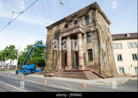 Datei - Datei Bild vom 28. Mai 2017 zeigt das historische Tor bedeckt mit Jutesäcke in Kassel, Deutschland. Die Arbeiten für die Documenta-Stück von Ibrahim Mahama sind fast fertig. Die Documenta 14 Veranstaltung findet zunächst in Athen zwischen 08 April und 16. Juli 2017 und dann zwischen 10 Juni und 17. September 2017 in Kassel. Foto: Swen Pförtner/dpa Stockfoto