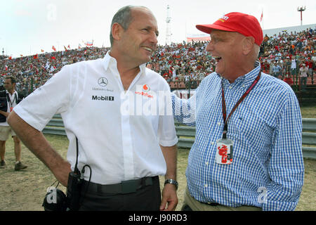 Datei - Datei Bild vom 5. August 2007 zeigt Großbritanniens Ron Dennis, Teamchef von McLaren (L) und der ehemalige Formel-1-Welt-champion Niki Lauda (R), im Gespräch vor Beginn des Grand Prix von Ungarn auf dem Hungaroring in Budapest, Ungarn. Foto: Jens Büttner/DPA/dpa Stockfoto