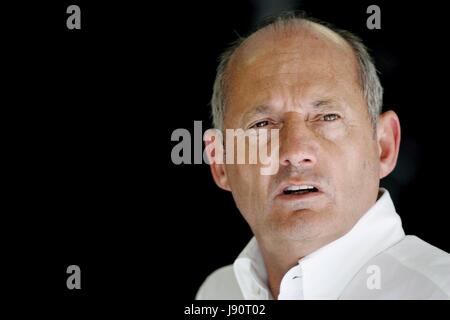 Datei - Datei Bild datiert 1. August 2008 zeigt Großbritanniens Ron Dennis, Teamchef von McLaren, Ausbildung an der Grand Prix von Ungarn in Budapest zu beobachten. Foto: Felix Heyder/dpa Stockfoto